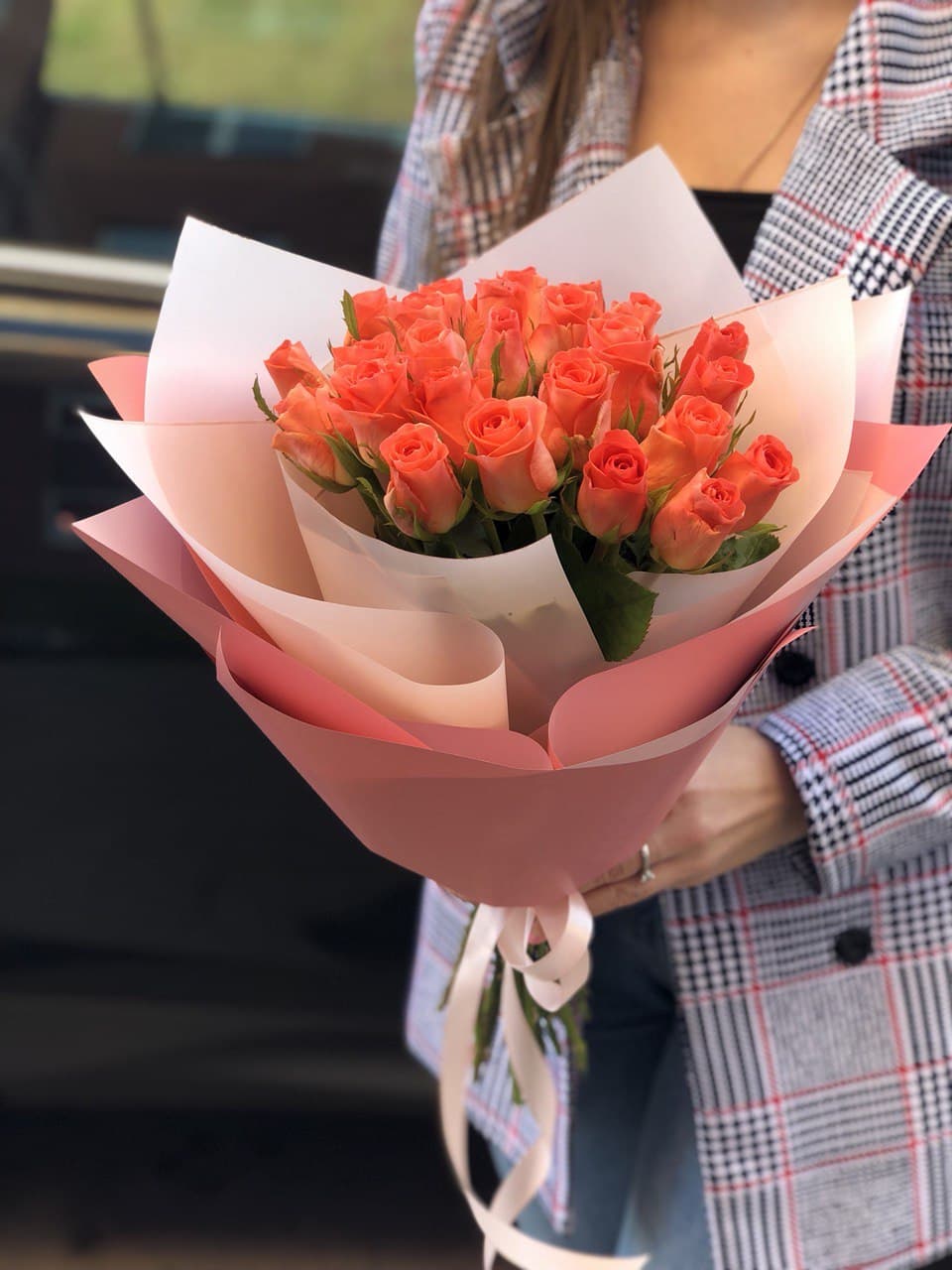 Картинка Букет из 25 роз "Коралл" 60 см