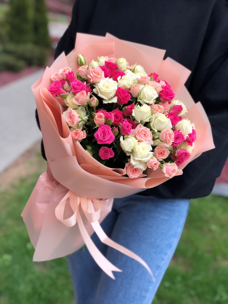 Картинка Букет  из 25 кустовых роз "Танго вдвоем" 60 см